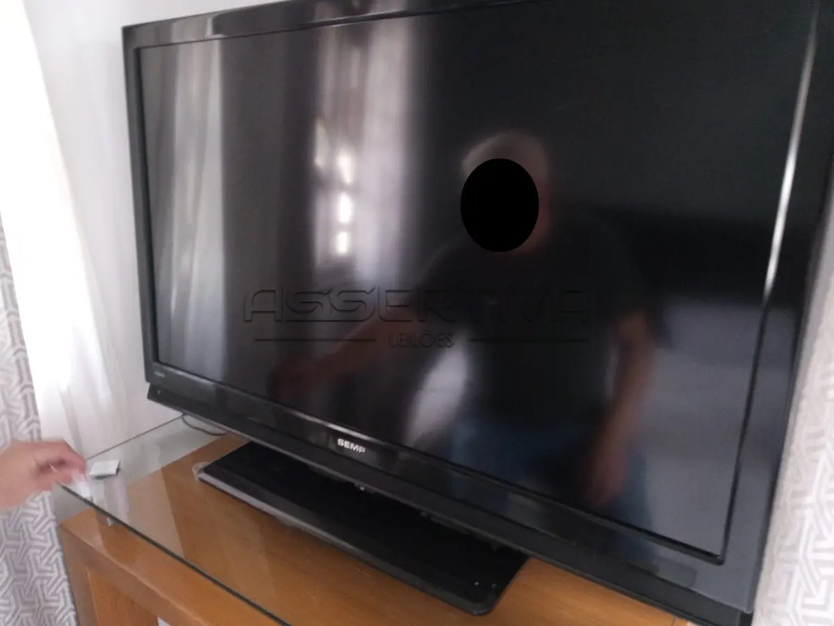 LOTE 003 - Lote 003 – TV simples tela plana: de marca Semp