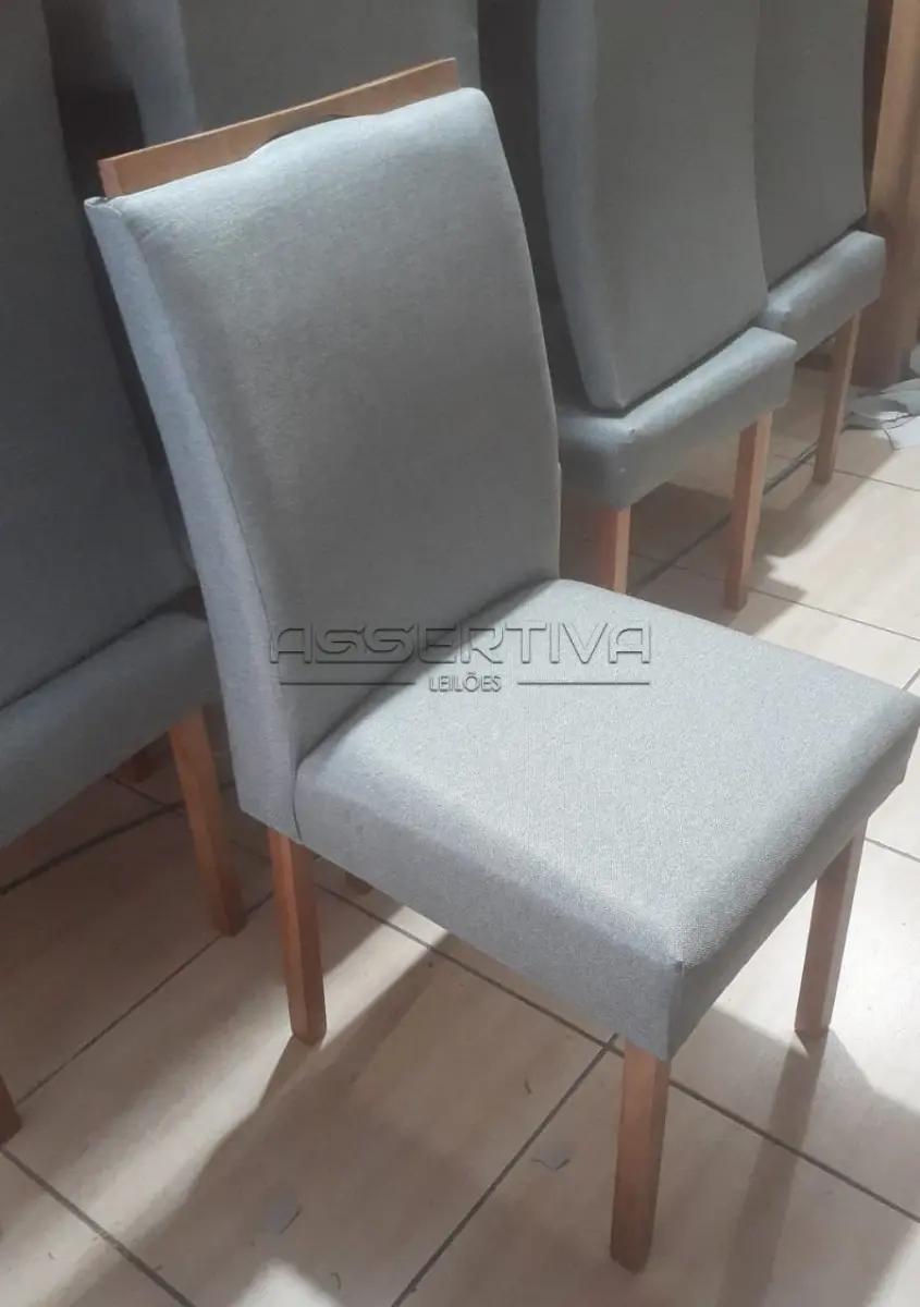Conjunto de Mesa com e 4 cadeiras de madeira estofadas.