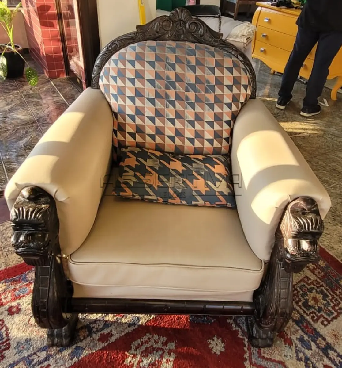 LOTE 004 - Lote 004 - 2 poltronas grandes com detalhes em madeira
