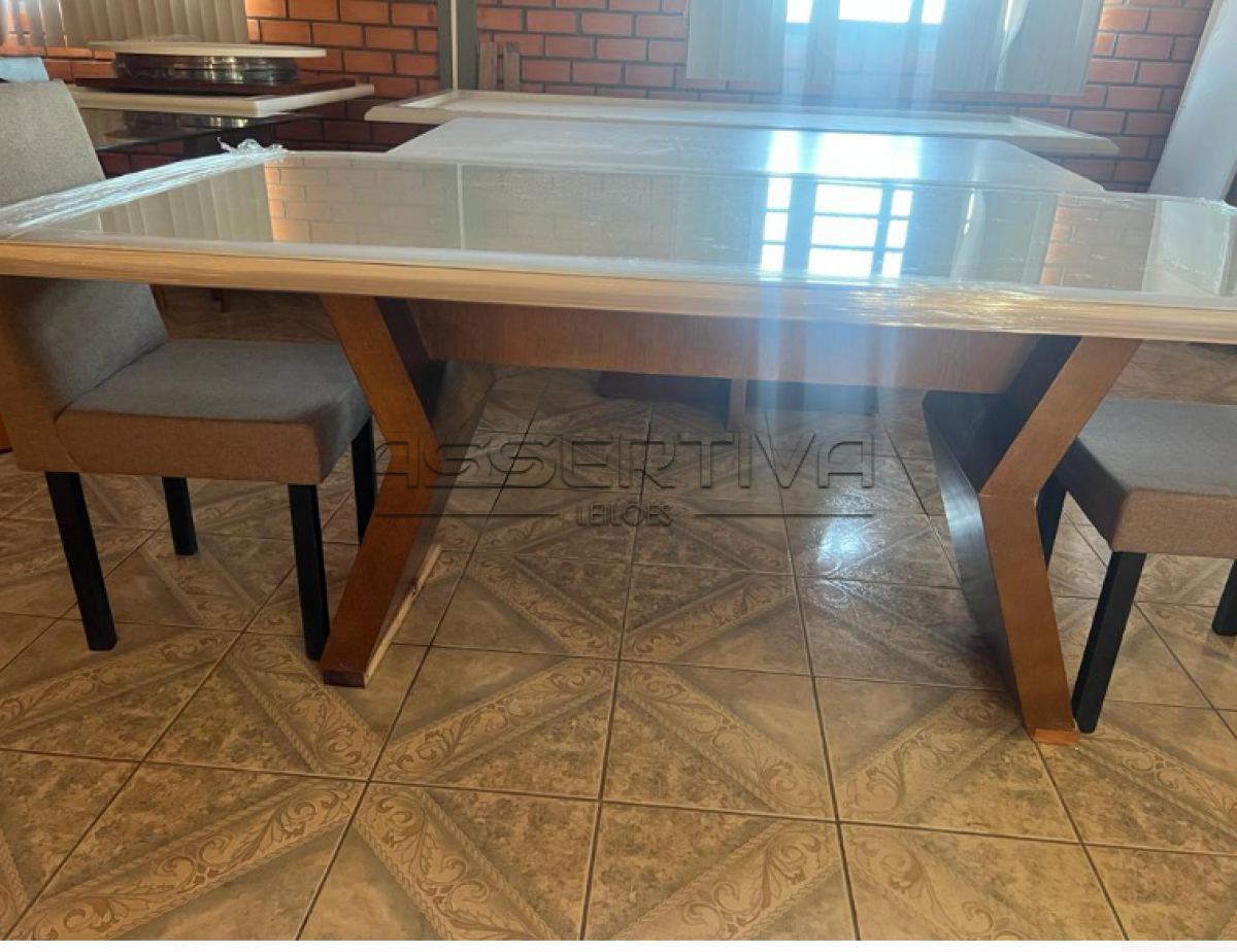 Uma mesa em madeira MDF com vidro e 8 cadeiras
