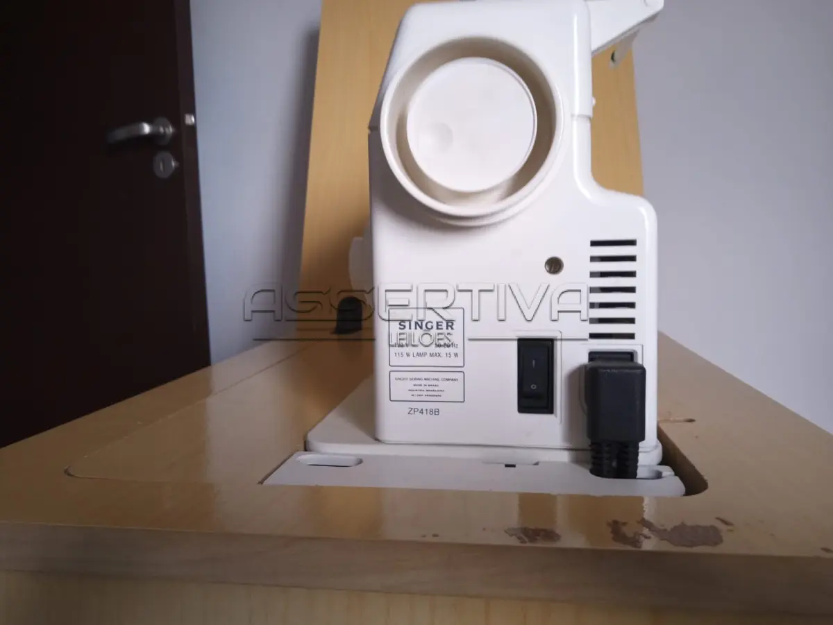 LOTE 008 - Lote 008 – Máquina de costura Singer Facilita