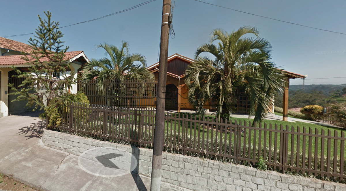 Um terreno com área de 2.761,18m², uma casa de alvenaria e um Galpão/misto.