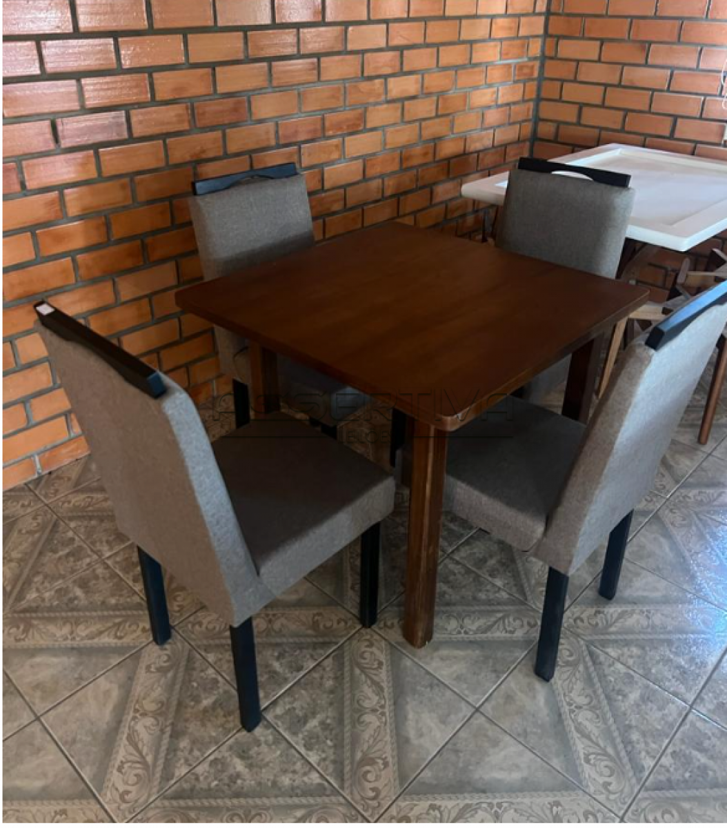 Uma mesa amadeirada e 4 cadeiras.