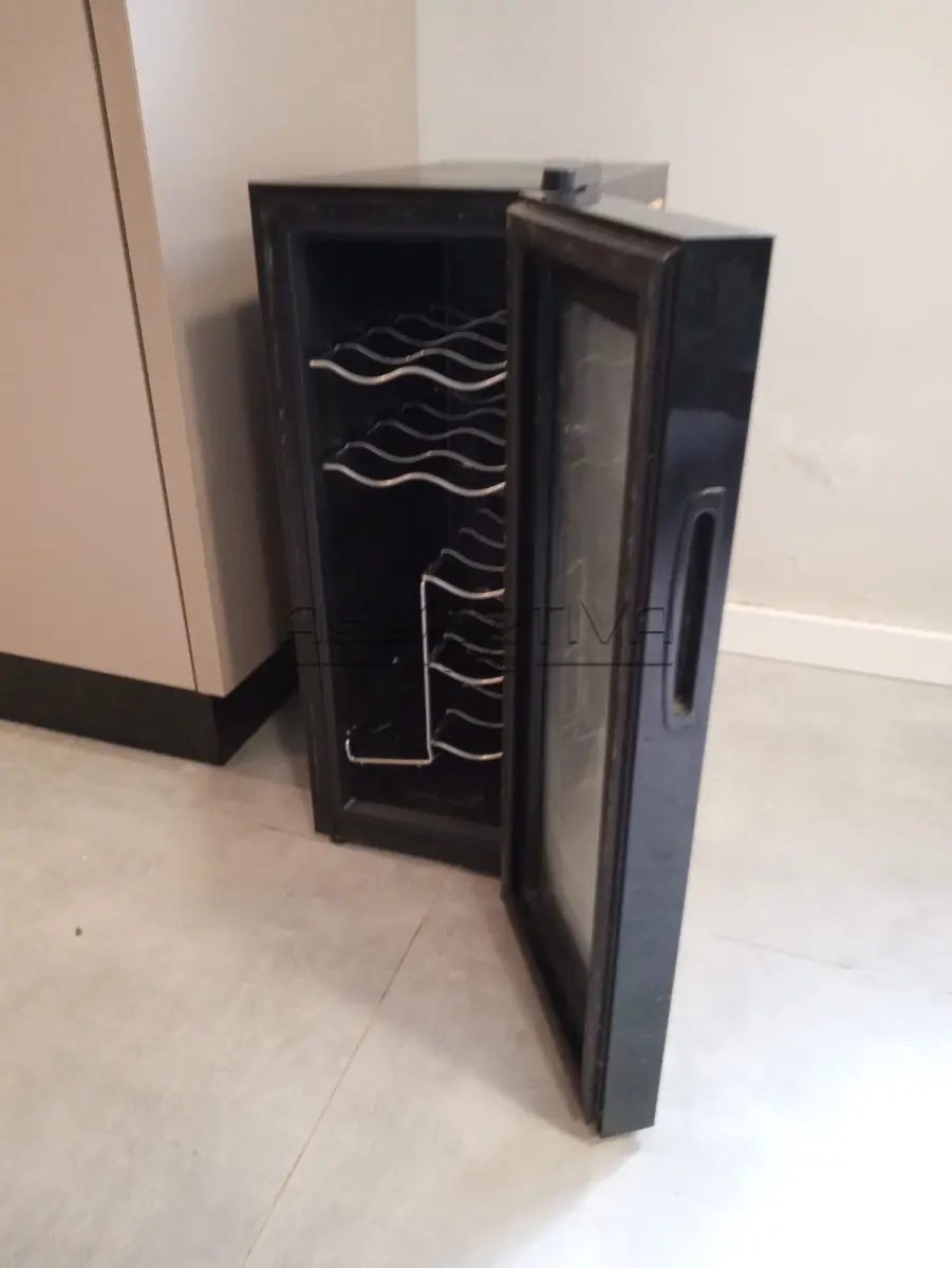 LOTE 005 - Lote 005 – Adega marca Philco