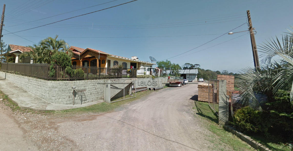 Um terreno com área de 2.761,18m², uma casa de alvenaria e um Galpão/misto.