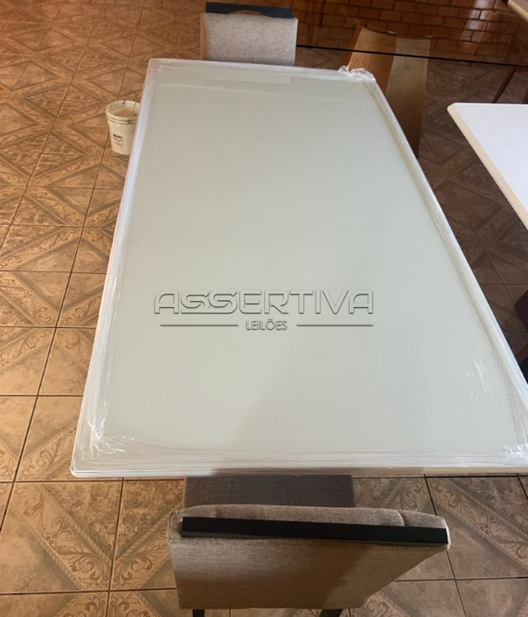 Uma mesa em madeira MDF com vidro e 8 cadeiras