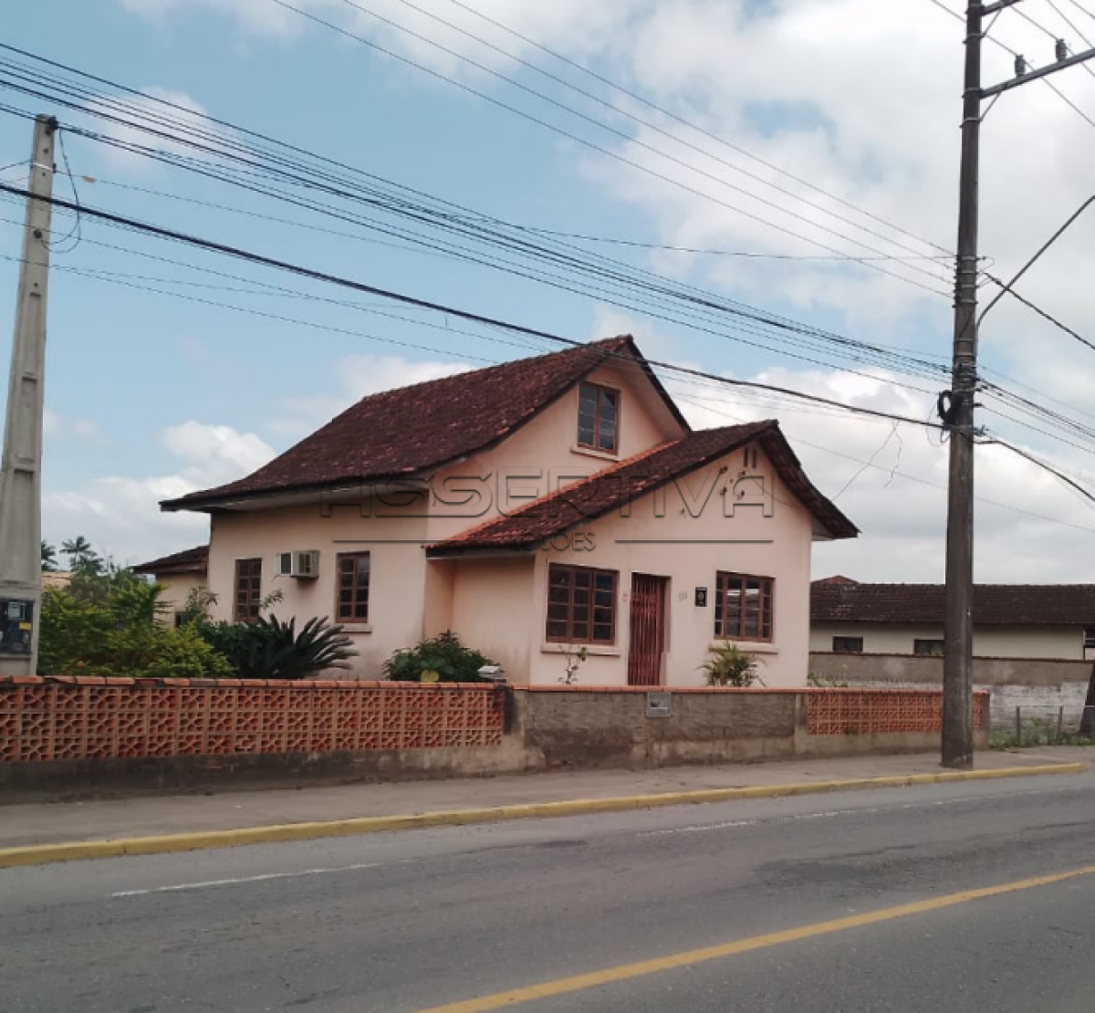 Imóvel com área total de 3.313 m², podendo ser utilizado para fins comerciais ou residenciais, possui uma residência de 109,21m² (inclusa no inventário dos bens culturais de Jaraguá do Sul), uma residência mista, um galpão de madeira e uma pequena garagem.