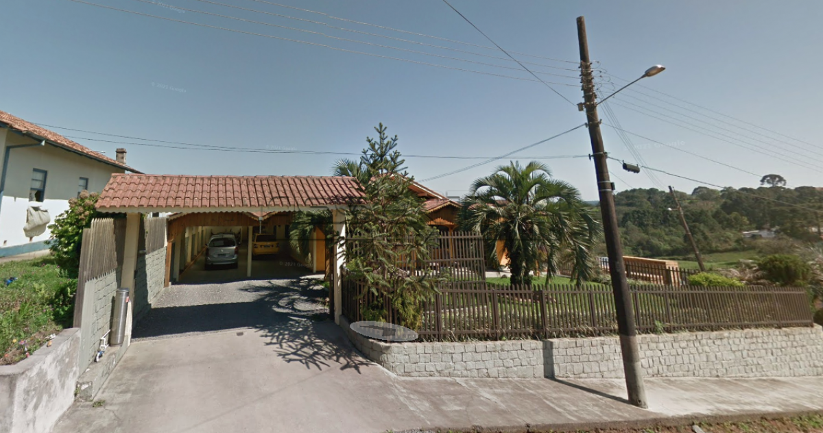 Um terreno com área de 2.761,18m², uma casa de alvenaria e um Galpão/misto.