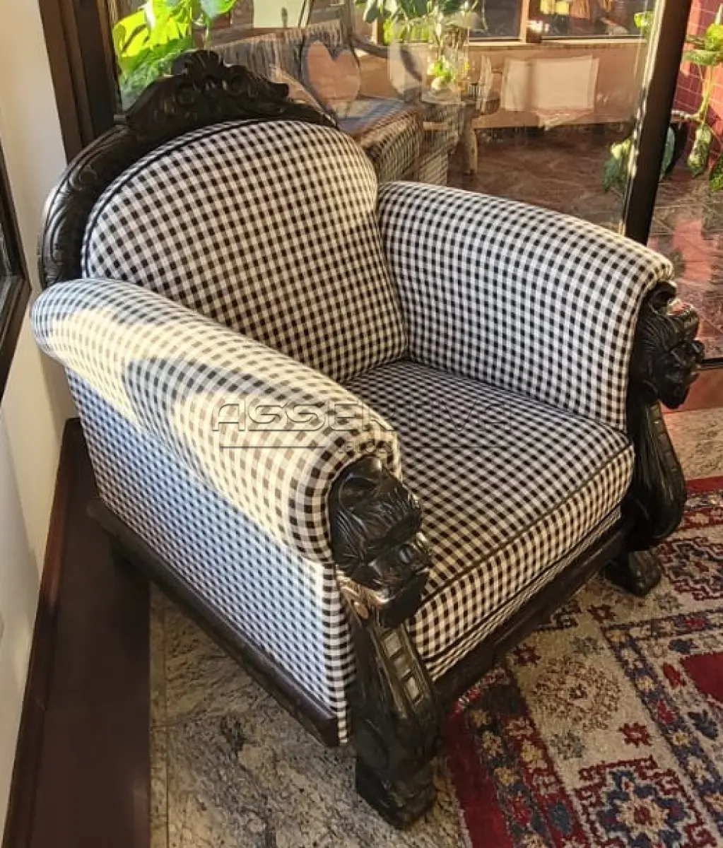 LOTE 004 - Lote 004 - 2 poltronas grandes com detalhes em madeira