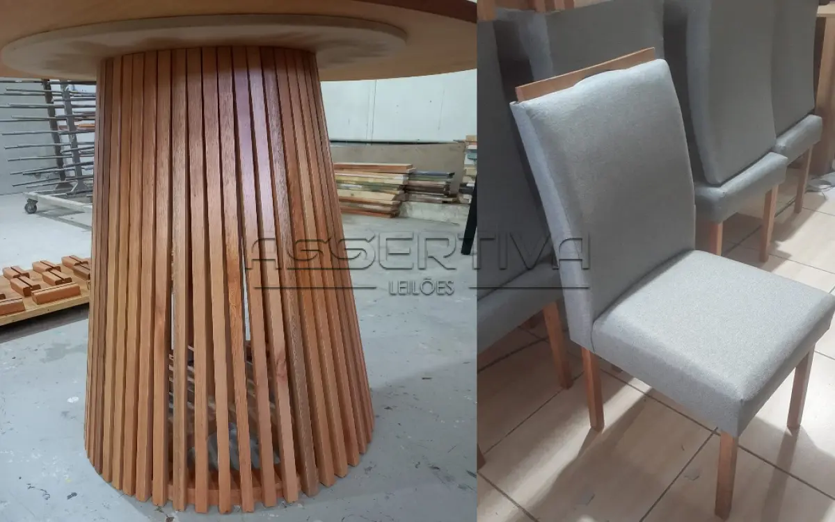 Conjunto de Mesa com e 4 cadeiras de madeira estofadas.