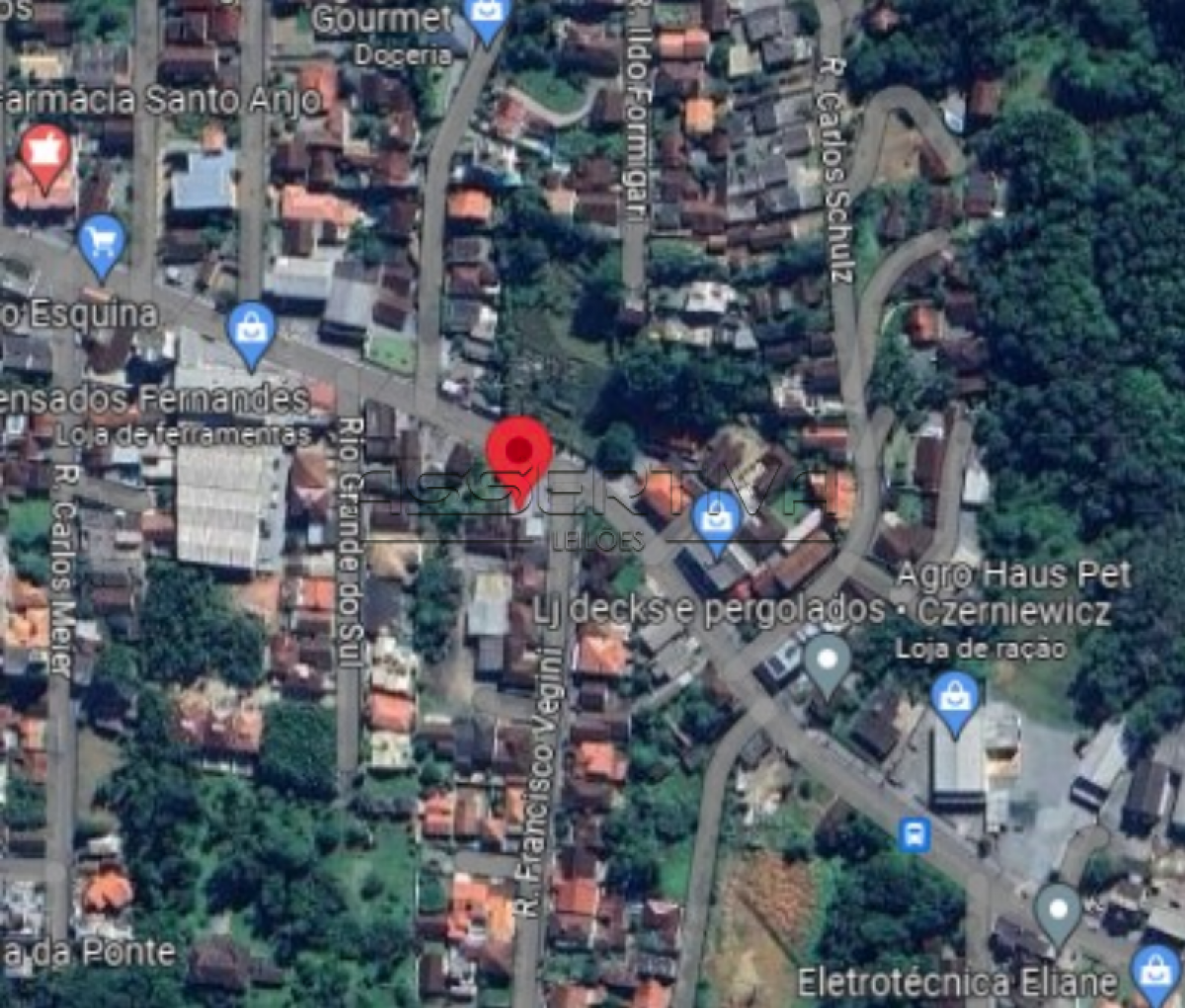 Imóvel com área total de 3.313 m², podendo ser utilizado para fins comerciais ou residenciais, possui uma residência de 109,21m² (inclusa no inventário dos bens culturais de Jaraguá do Sul), uma residência mista, um galpão de madeira e uma pequena garagem.