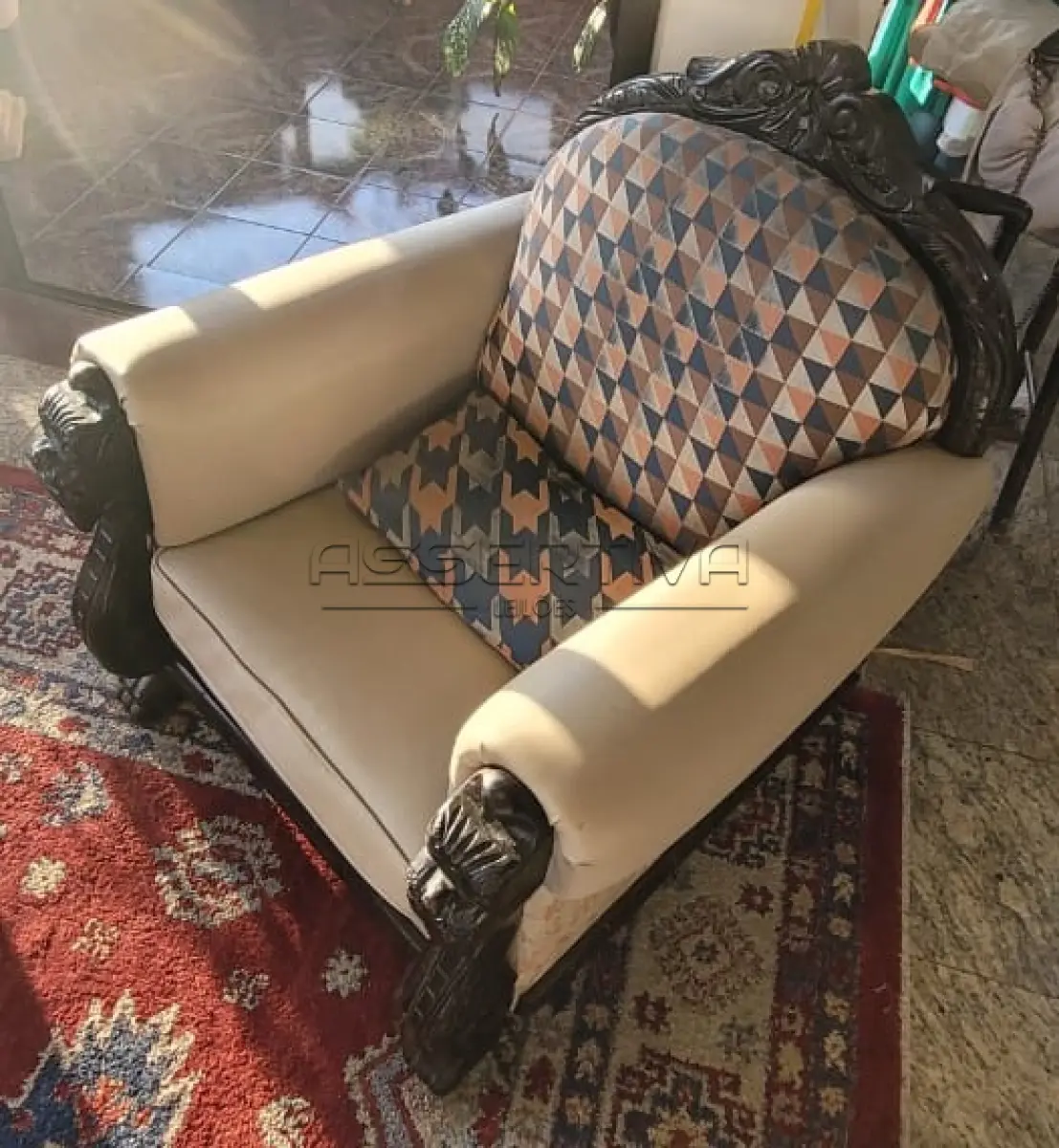 LOTE 004 - Lote 004 - 2 poltronas grandes com detalhes em madeira