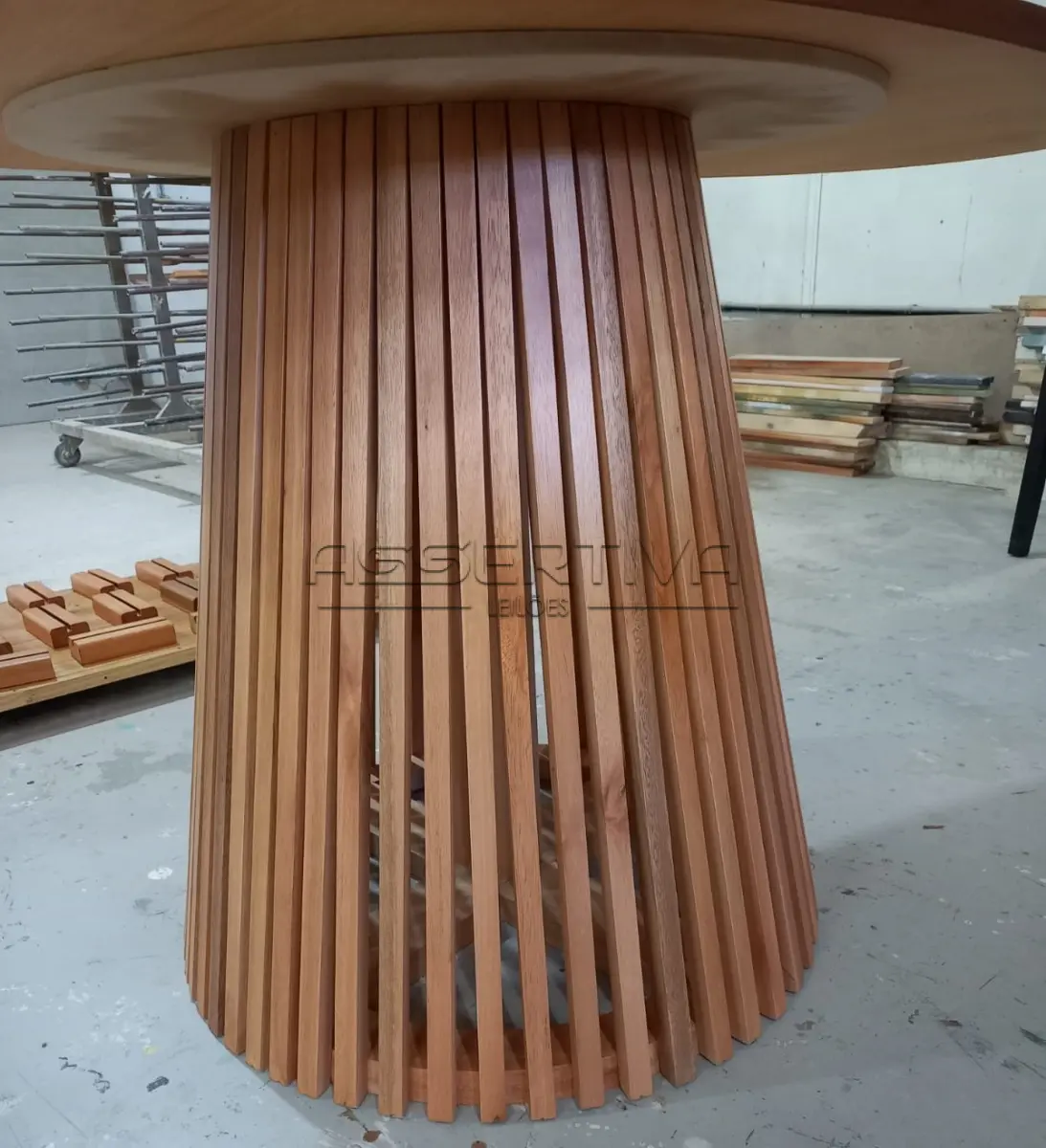 Conjunto de Mesa com e 4 cadeiras de madeira estofadas.