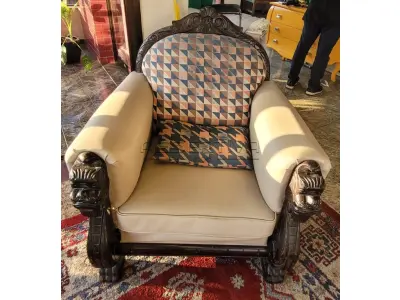 Lote 004 - 2 poltronas grandes com detalhes em madeira
