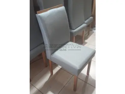 LOTE 002 - Conjunto de Mesa com e 4 cadeiras de madeira estofadas.