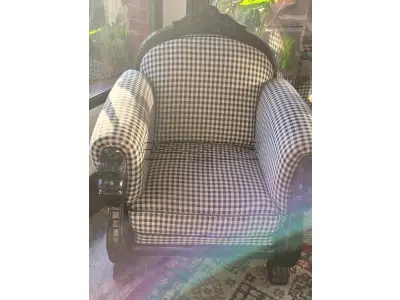 Lote 004 - 2 poltronas grandes com detalhes em madeira
