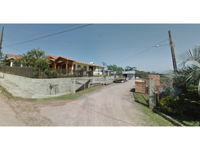 Um terreno com área de 2.761,18m², uma casa de alvenaria e um Galpão/misto.