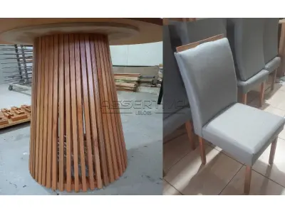 LOTE 004 - Conjunto de Mesa com e 4 cadeiras de madeira estofadas.