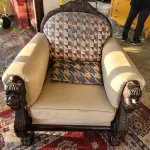LOTE 004 - 2 POLTRONAS GRANDES COM DETALHES EM MADEIRA