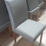 LOTE 002 - Conjunto de Mesa com e 4 cadeiras de madeira estofadas.