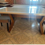 UMA MESA EM MADEIRA MDF COM VIDRO E 8 CADEIRAS