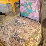 LOTE 003 - CADEIRA ANTIGA COM DETALHE EM MADEIRA