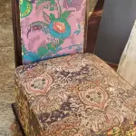 LOTE 003 - CADEIRA ANTIGA COM DETALHE EM MADEIRA