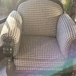 LOTE 004 - 2 POLTRONAS GRANDES COM DETALHES EM MADEIRA