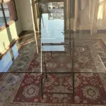 LOTE 007 - MESA DE VIDRO COM CAVALETE DE FERRO