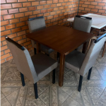 UMA MESA AMADEIRADA E 4 CADEIRAS.