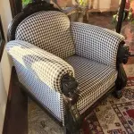 LOTE 004 - 2 POLTRONAS GRANDES COM DETALHES EM MADEIRA