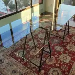LOTE 007 - MESA DE VIDRO COM CAVALETE DE FERRO