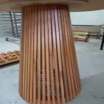 LOTE 005 - Conjunto de Mesa com e 4 cadeiras de madeira estofadas.
