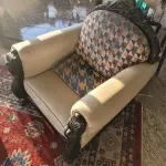 LOTE 004 - 2 POLTRONAS GRANDES COM DETALHES EM MADEIRA